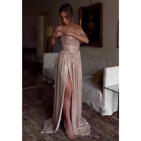 Robe de bal longue sans bretelles à plis et fente haute scintillante 