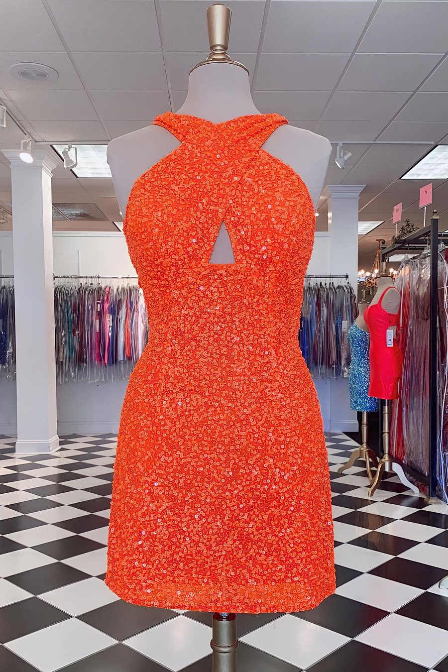 Lynn | Robe de bal de promo rose fuchsia à sequins, coupe trapèze, dos nu et fourreau, sans manches | Robe fourreau à dos nu et coupe trapèze