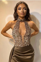 Robe de bal sirène sexy à sequins, décolleté plongeant en V et fente sur le devant, dos nu plongeant.