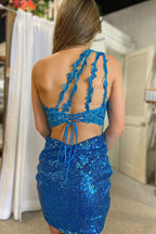 Vestido corto de fiesta único, ajustado, de un solo hombro, azul real con lentejuelas y escote en forma de ojo de cerradura.