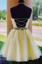 Vestido de fiesta de línea A con escote halter y espalda descubierta