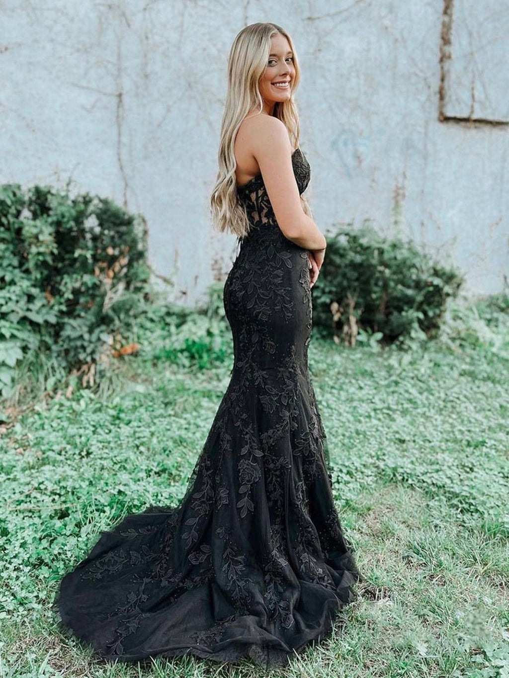 Robe de bal longue sirène en dentelle avec décolleté cœur et appliques