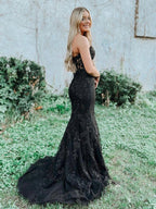 Robe de bal longue sirène en dentelle avec décolleté cœur et appliques