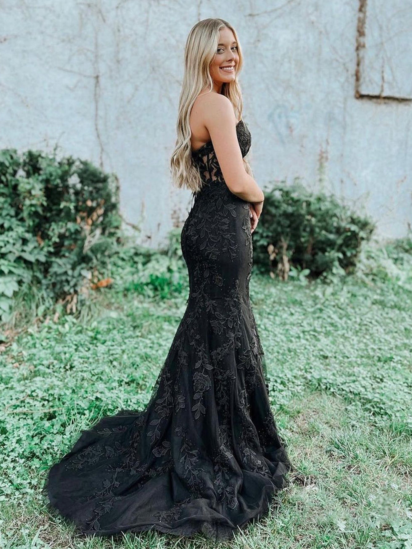 Robe de bal longue sirène en dentelle avec décolleté cœur et appliques