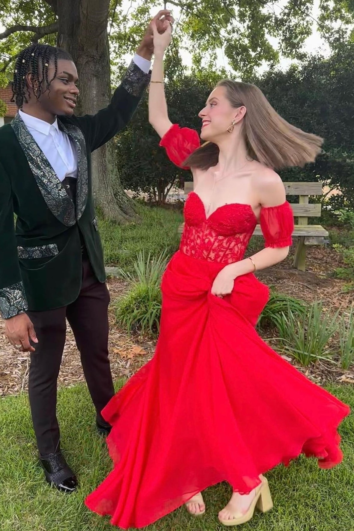 Vestido de graduación de gasa con escote corazón y corte en A, mangas abullonadas