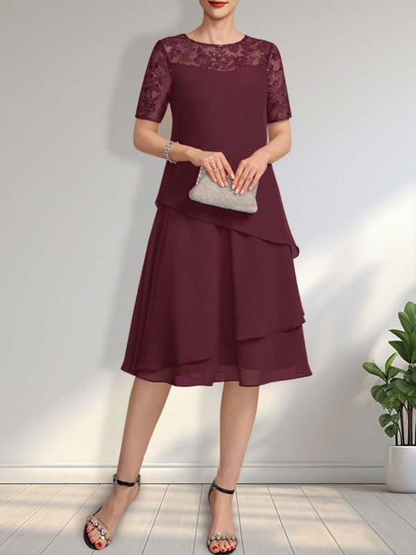 Vestido de novia de corte línea A con escote ilusión, largo hasta la rodilla, de encaje y gasa con lentejuelas.