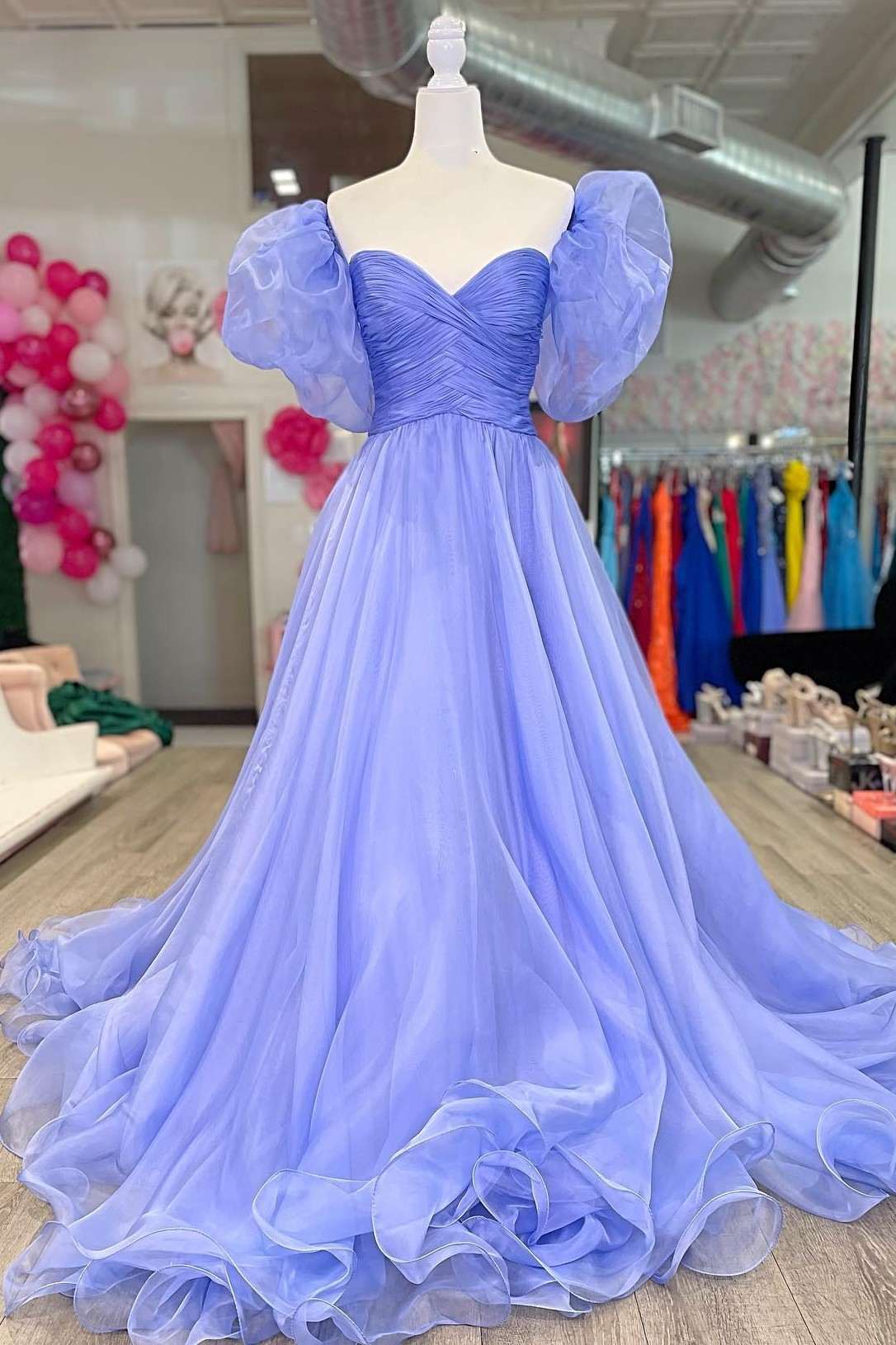 Robe de bal lavande sans bretelles, coupe trapèze, manches bouffantes