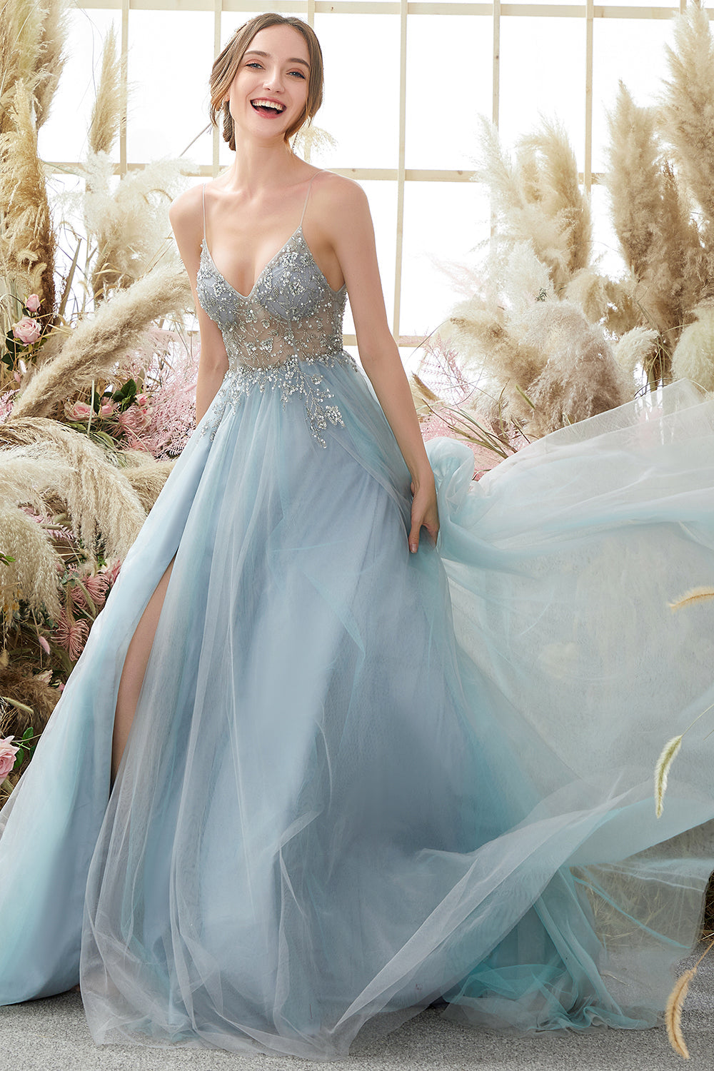 Robe de bal en tulle violet ornée de perles