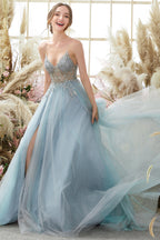 Robe de bal en tulle violet ornée de perles