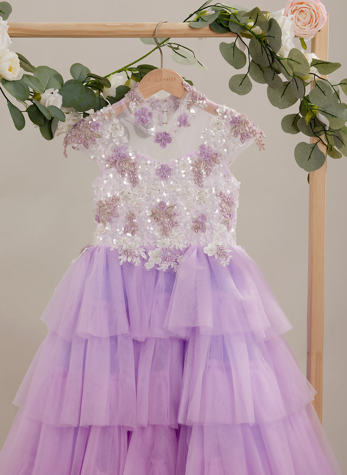 Vestido de princesa de tul lila con apliques florales y pedrería para niñas 