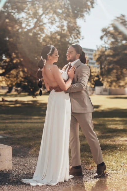 Robe de mariée longue blanche asymétrique sans manches, ornée de perles et fendue, qui me fait craquer.