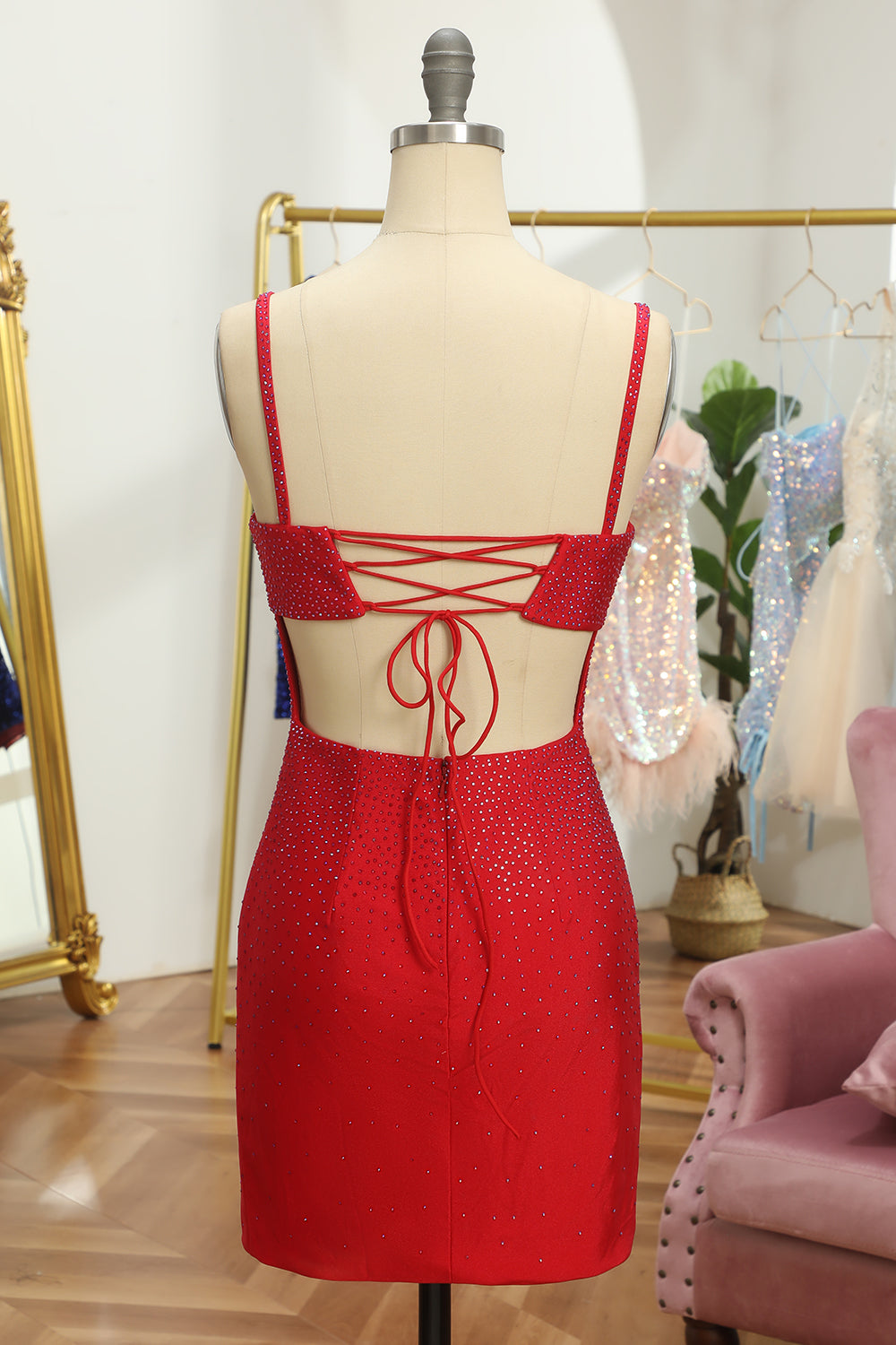 Robe de bal courte moulante à lacets et sequins