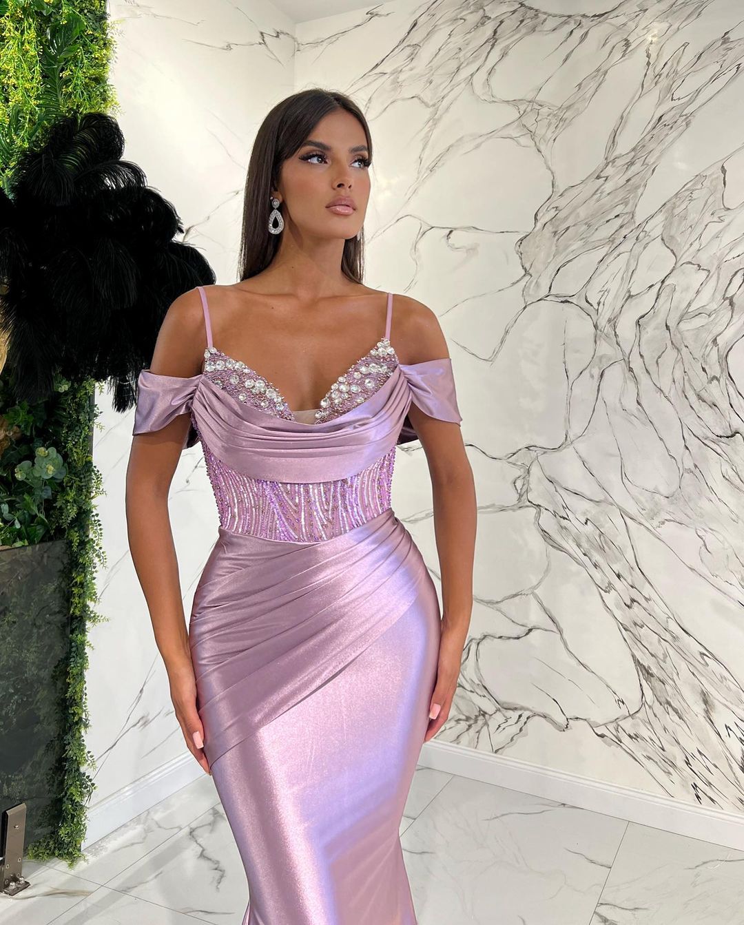 Vestido largo de noche de satén con tirantes finos y escote corazón estilo sirena