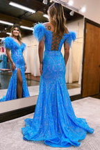 Robe de bal longue sirène à paillettes et sequins, épaules dénudées, ornée de plumes.