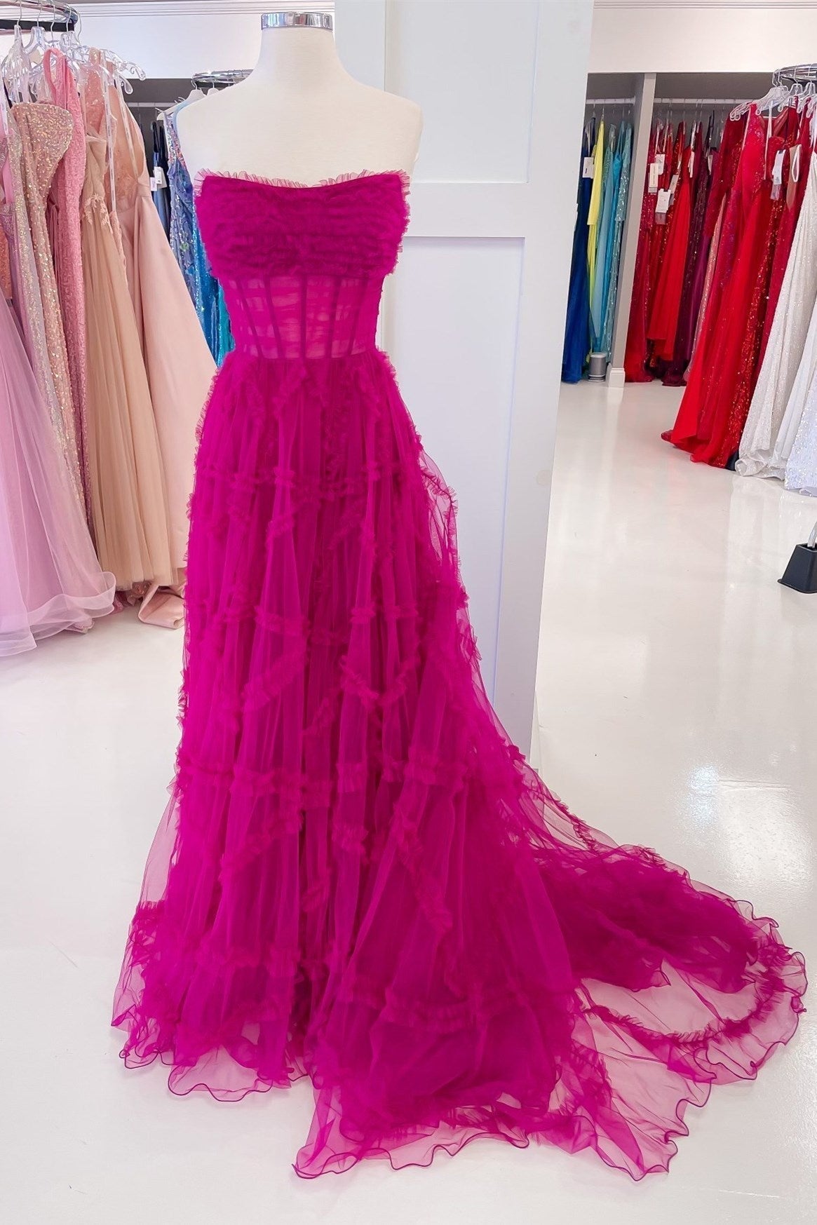 Vestido largo de fiesta corte A, sin tirantes, con volantes y mangas abullonadas