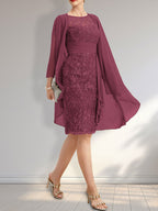 Robe fourreau illusion en mousseline de dentelle arrivant au genou, ornée de volants et de sequins en cascade, idéale pour la mère de la mariée.