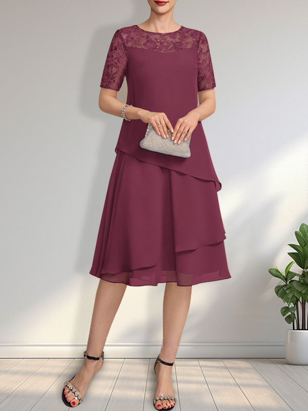 Vestido de novia de corte línea A con escote ilusión, largo hasta la rodilla, de encaje y gasa con lentejuelas.