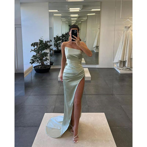 Vestido largo de fiesta sin tirantes con pliegues y abertura alta 