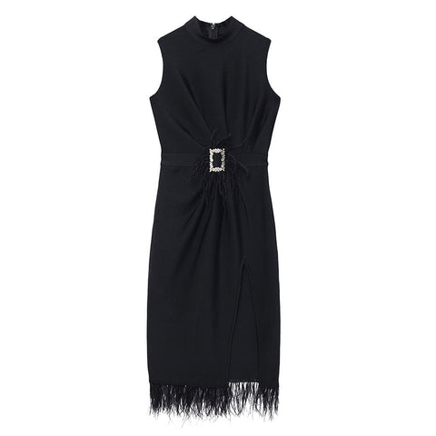 Robe de soirée moulante à ceinture perlée et bretelles, sans manches, fendue, ornée de plumes, style cocktail. 