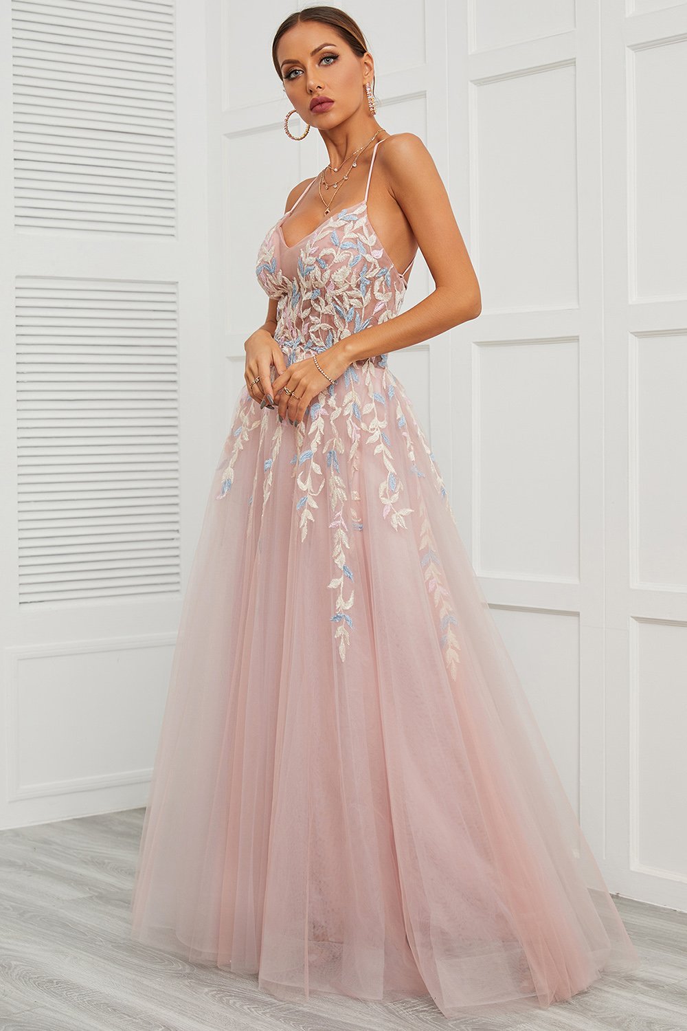 Robe de bal rose en tulle à fines bretelles