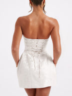 Robe mini à bretelles jacquard, coupe ajustée et ourlet asymétrique 