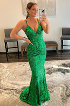 Robe de bal longue sirène à fines bretelles et sequins verts dos nu