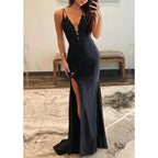 Robe de soirée en satin ajustée, col en V, bretelles spaghetti, appliques, fente latérale 