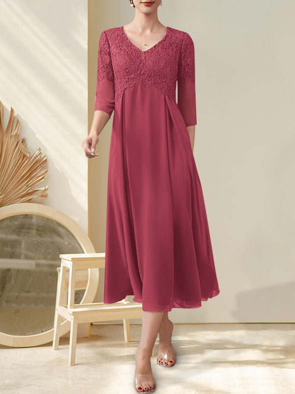 Vestido de corte A, escote en V, largo midi, de gasa, encaje y pedrería para la madre de la novia.