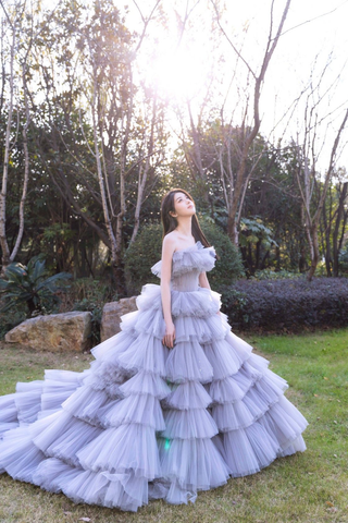 Precioso vestido de gala de tul con capas y corte en A para quinceañera Y2642