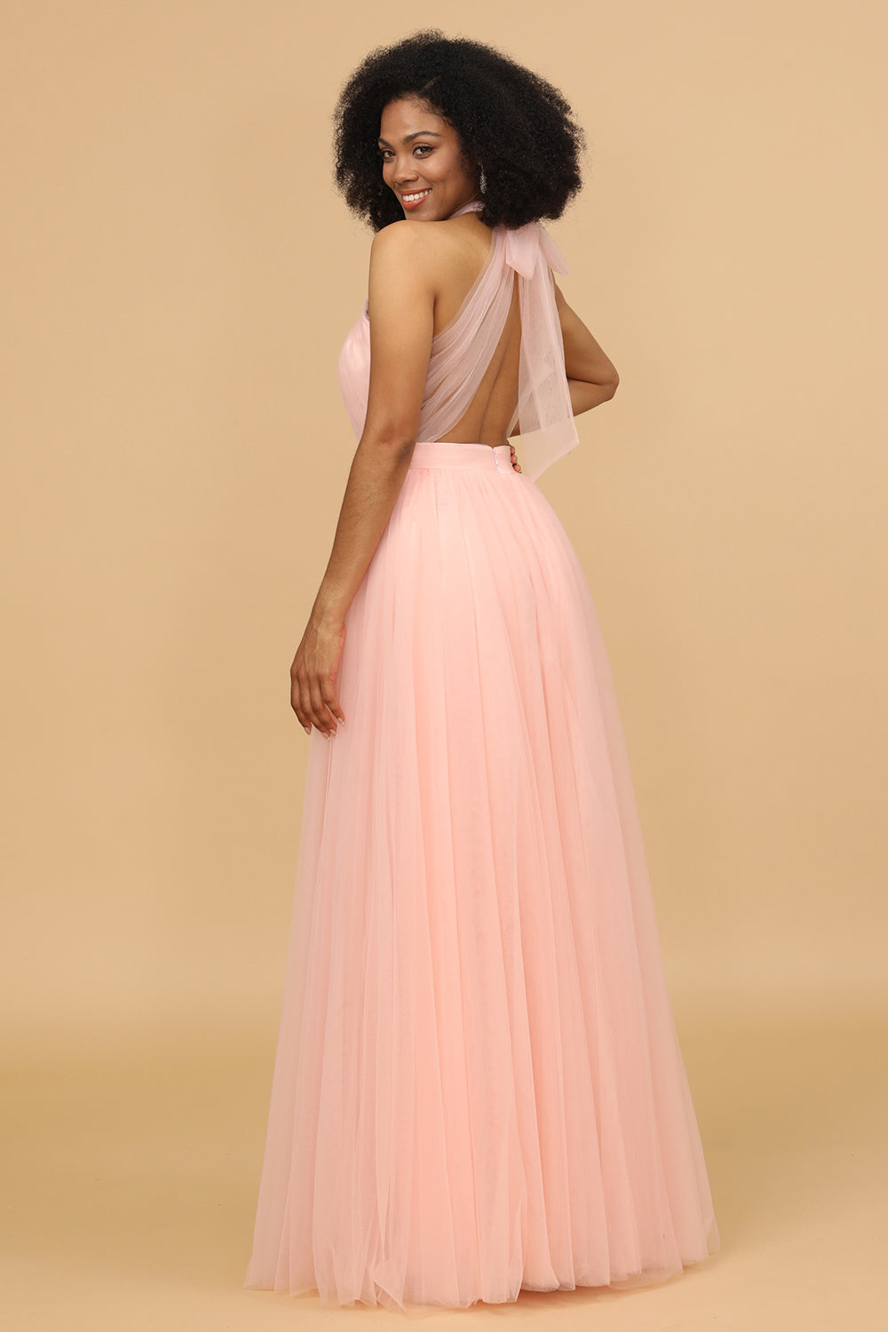 Vestido largo de dama de honor rosa con escote halter y corte en A
