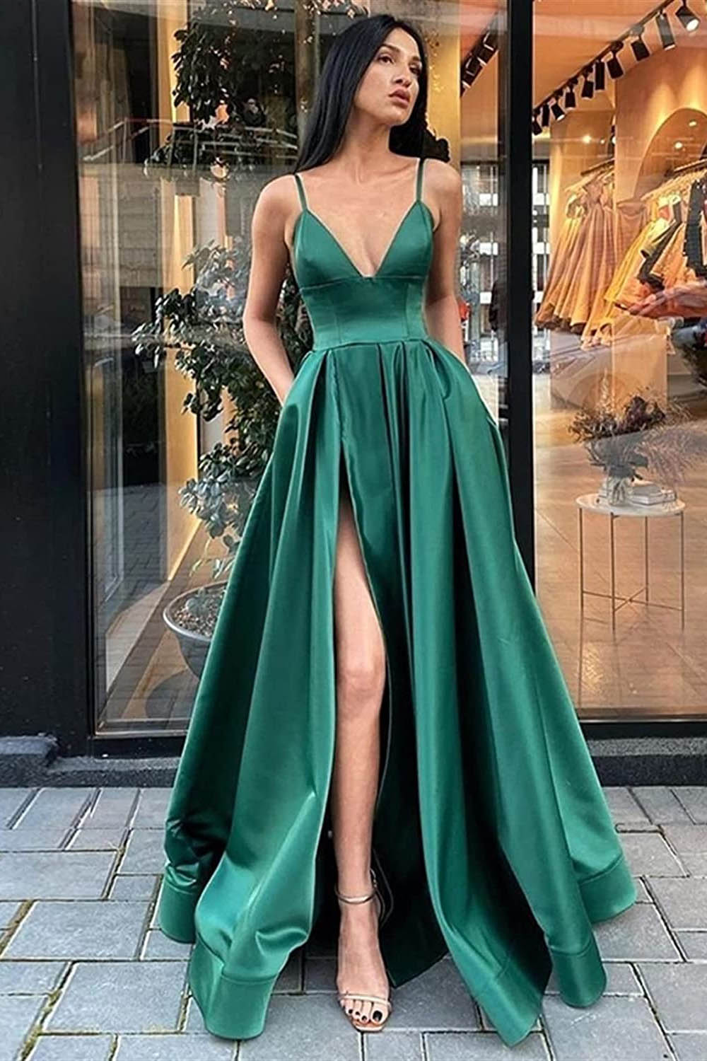 Vestido largo de fiesta negro de corte A con tirantes finos y falda asimétrica.