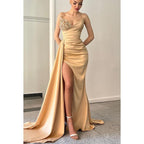 Robe de soirée fourreau/colonne à paillettes, décolleté en cœur, fendue, sans manches