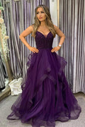 Vestido largo de fiesta morado oscuro con tirantes finos y corte en A, con pedrería