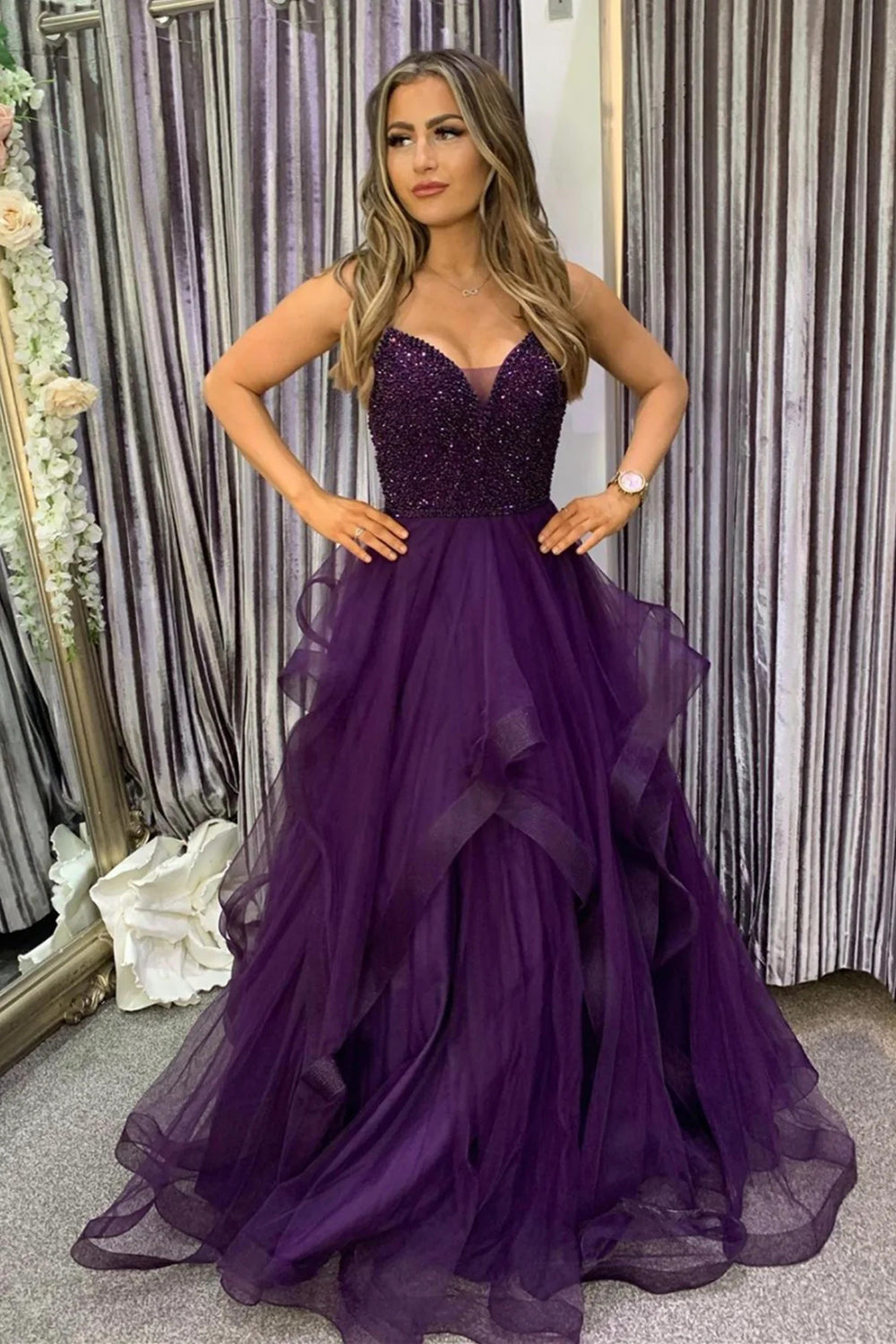 Vestido largo de fiesta morado oscuro con tirantes finos y corte en A, con pedrería