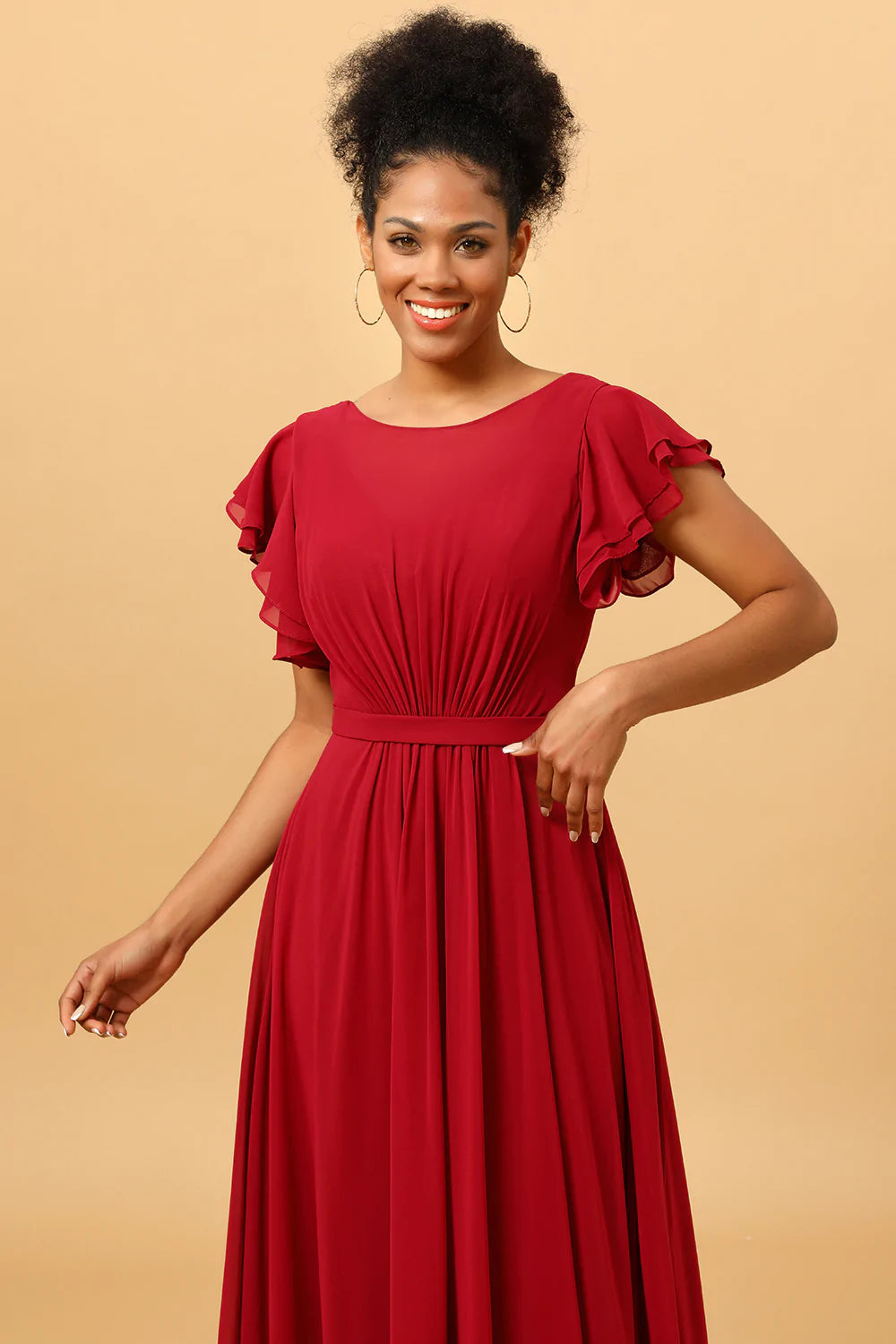 Vestido de dama de honor de gasa color burdeos con mangas con volantes