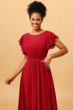 Vestido de dama de honor de gasa color burdeos con mangas con volantes