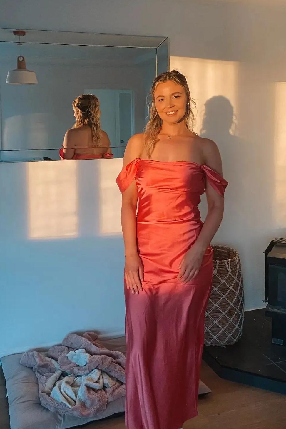 Marquina | Robe de soirée longue sirène en satin corail à épaules dénudées 