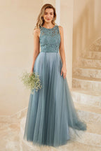 Vestido de dama de honor de tul azul grisáceo con encaje