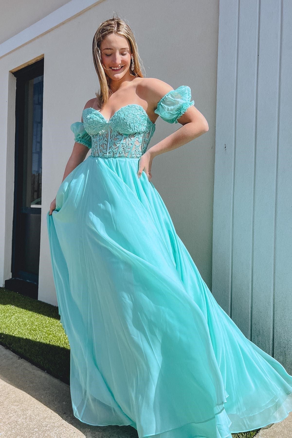 Vestido de graduación de gasa con escote corazón y corte en A, mangas abullonadas