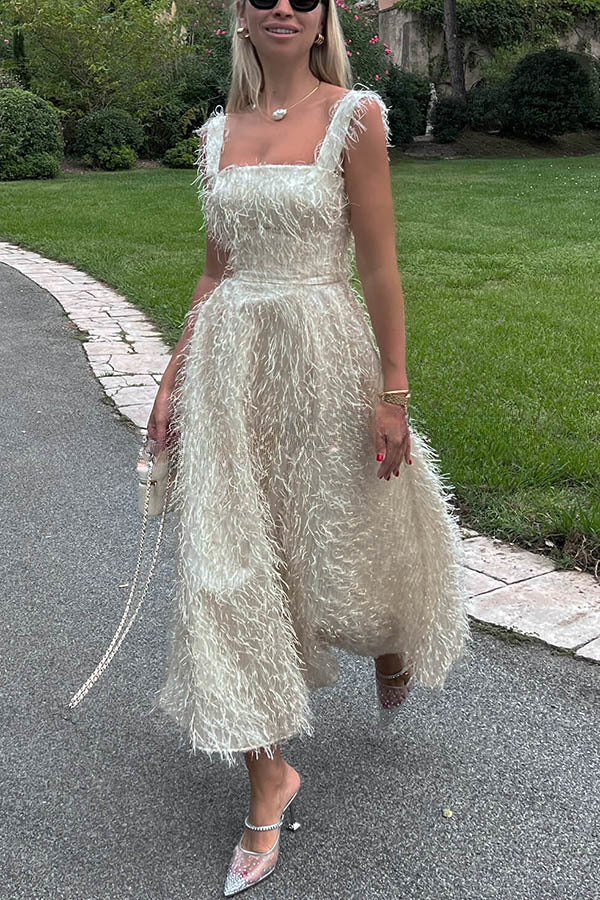 Robe midi féérique et ravissante à col carré en tissu duveteux et à franges. 
