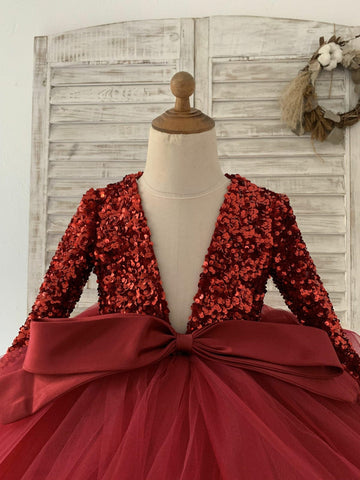 Vestido festivo de tul con escote en V profundo y lentejuelas hasta la rodilla, ideal para fiestas navideñas y de fin de año. 