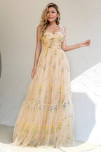 Vestido de fiesta color champán con tirantes finos, corte en A y apliques
