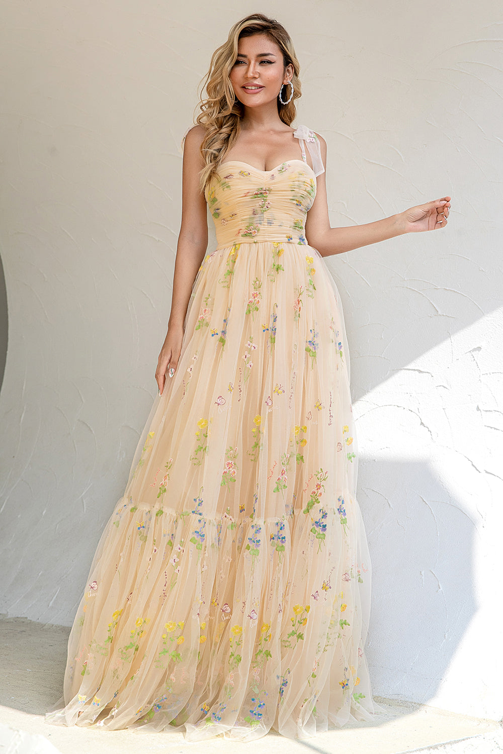 Vestido de fiesta color champán con tirantes finos, corte en A y apliques