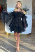 Vestido corto de fiesta de bienvenida, de corte A, sin tirantes, de tul negro, con volantes, admirablemente elegante.