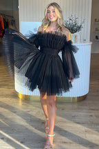 Vestido corto de fiesta de bienvenida, de corte A, sin tirantes, de tul negro, con volantes, admirablemente elegante.