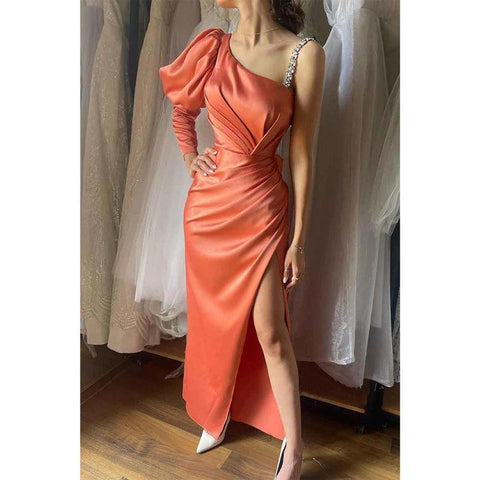 Vestido de fiesta formal largo con abertura, mangas largas y un hombro descubierto 