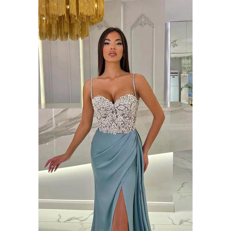 Robe de soirée longue à bretelles en cœur et perles, coupe fourreau/colonne