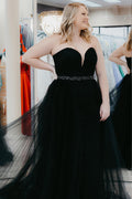 Vestido de graduación negro de talla grande, corte línea, escote corazón y pedrería