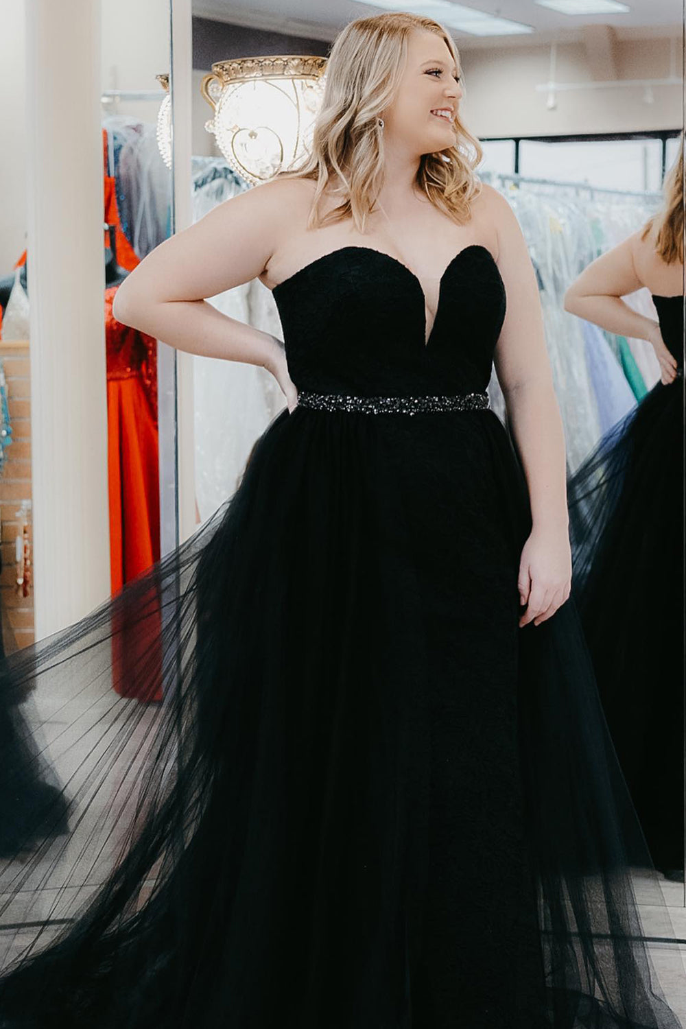 Vestido de graduación negro de talla grande, corte línea, escote corazón y pedrería