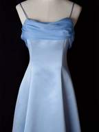 Robe de soirée élégante en satin bleu à fines bretelles, coupe trapèze, longue, idéale pour les fêtes et les bals de fin d'année (Y7557)